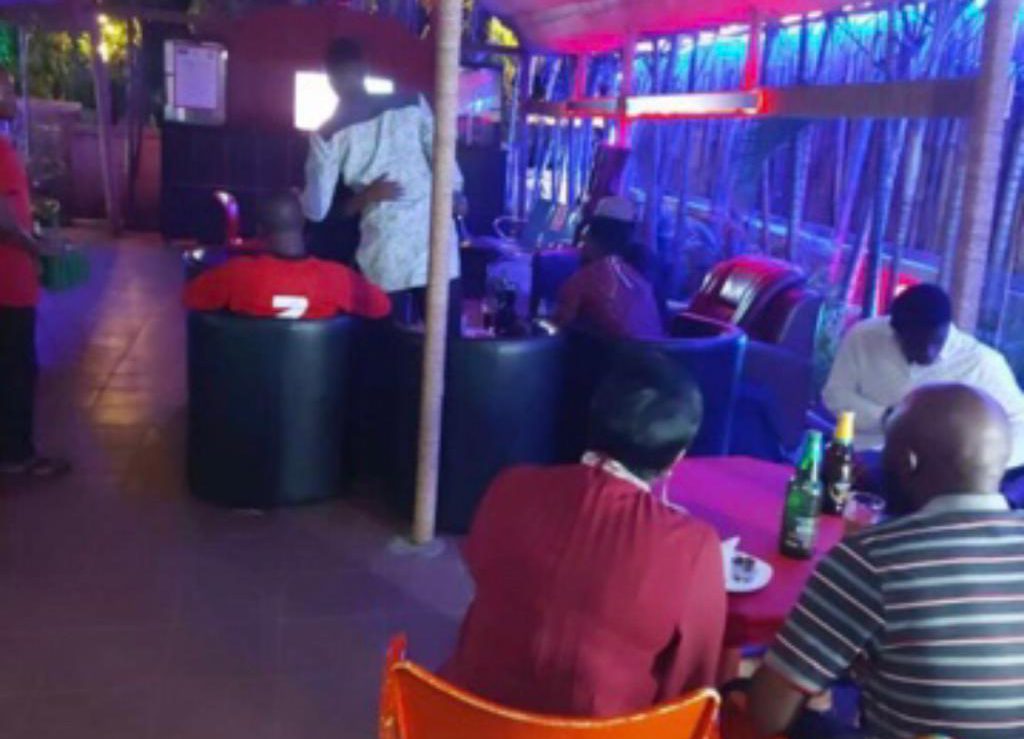 <strong>OUTDOOR BAR</strong>